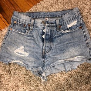 light wash levi jean shorts